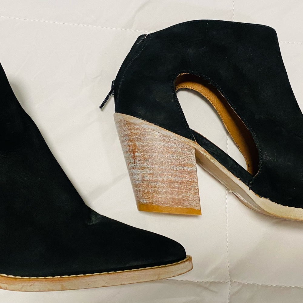 Free People.Size 6.5
Stylish Black Women's Ankle Boot
New w/o tags